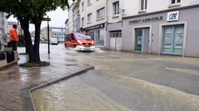 Un véhicule de pompiers circule dans une rue inondée suite à de fortes pluies dans la région de Boulay-Moselle, dans l'est de la France, le 17 mai 2024.
