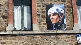 La commune de Sainte-Honorine-la-Chardonne porte fièrement le visage du coureur cycliste Guillaume Martin-Guyonnet, qui participe au Tour de France. 