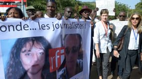 La directrice de France Médias Monde, Marie-Christine Saragosse, et la directrice de RFI, Cécile Megie, marchent aux côtés de journalistes maliens, lundi, à Bamako, pour rendre hommage aux deux journalistes français assassinés.