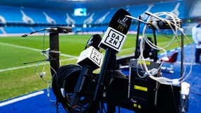 Des micros du diffuseur DAZN avant un match entre Le Havre et Lens au stade Océane du Havre, le 12 janvier 2025