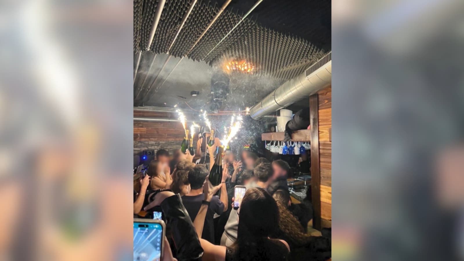 Une photo prise au début de l'incendie du bar au Crans-Montana en Suisse le 1er janvier 2026.