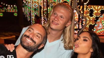 Erling Haaland aux côtés de Kim Kardashian lors du défilé Dolce & Gabbana, juillet 2023