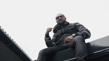 Le rappeur Samat dans l'un de ses derniers clips