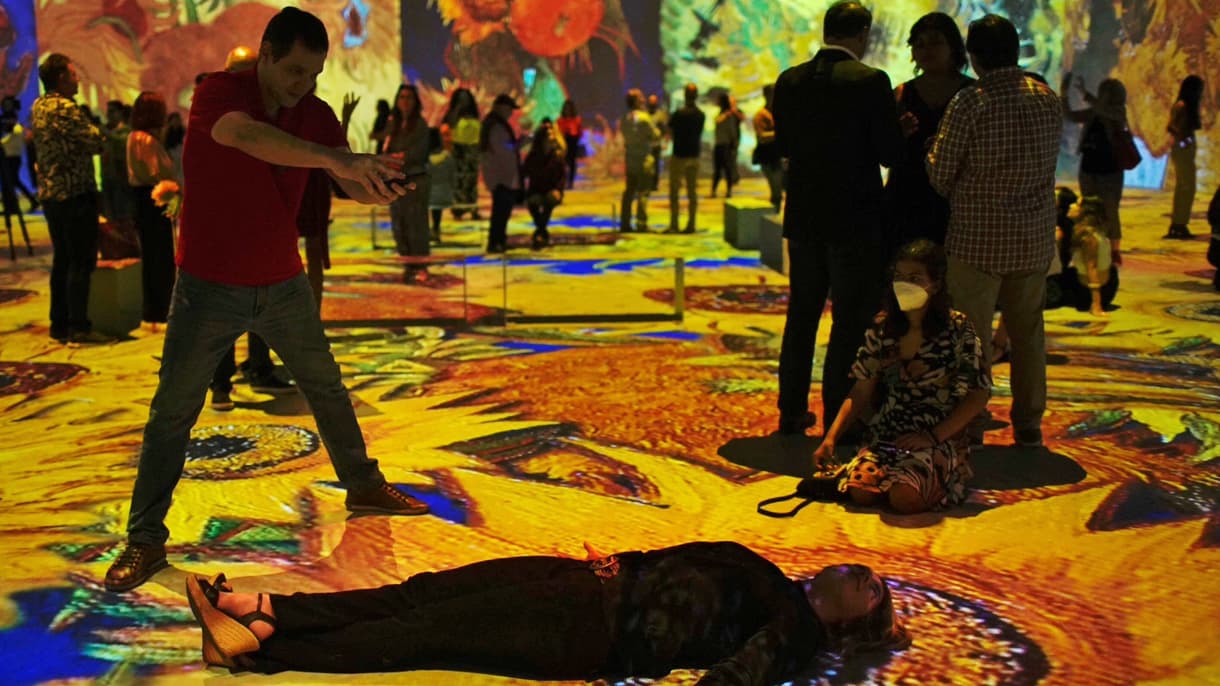 Des visiteurs assistent à la présentation presse d'une exposition immersive dédiée à Vincent Van Gogh à Rio de Janeiro, au Brésil, le 27 juillet 2022.