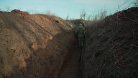 Des soldats dans les tranchées, au Donbass, à l'est de l'Ukraine