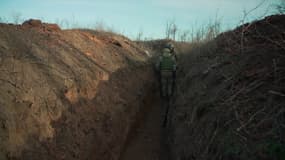 Des soldats dans les tranchées, au Donbass, à l'est de l'Ukraine