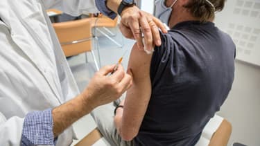 Le docteur Jean-Louis Bensoussan administre une dose de vaccin Astra-Zeneca à un patient à Gragnague, près de Toulouse, le 26 février 2021.