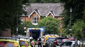 Des policiers dans le quartier de Wimbledon, à Londres, où un accident de voiture a tué une fillette dans une école le 6 juillet 2023.