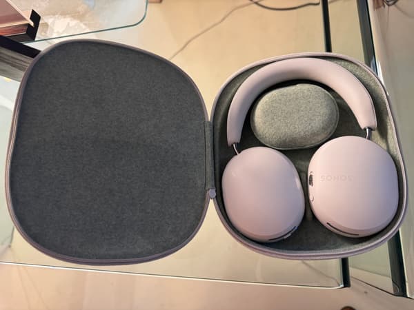 Le casque Sonos Ace dispose d'un boîtier en matériaux recyclés assez encombrant