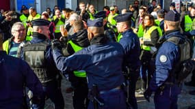 Des forces de l'ordre tentent d'évacuer un groupes de "gilets jaunes" réunis à Albert le 9 novembre dernier.