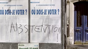 Un panneau indiquant les différents bureaux de vote du XVIIIe arrondissement de Paris (Photo d'illustration).