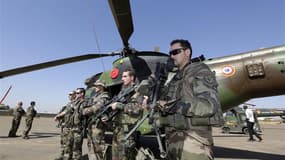 Militaires français sur une base aérienne malienne près de Bamako. Au dixième jour de l'opération Serval, quelque 2.000 soldats français sont déployés au Mali, où ils prêtent main forte à l'armée nationale en attendant le déploiement d'une force africaine