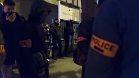 Des policiers devant l'hôpital Saint-Louis, le mercredi 19 octobre, en soutien de leur collègue gravement brûlé à Viry-Châtillon.