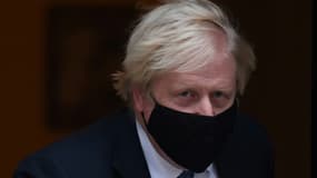 Le Premier ministre britannique Boris Johnson quitte le 10 Downing Street le 24 novembre 2021 pour se rendre au Parlement