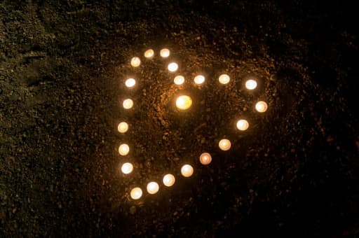 Sur un rond-point de Zaventem, des dizaines de bougies ont été disposées en forme de coeur