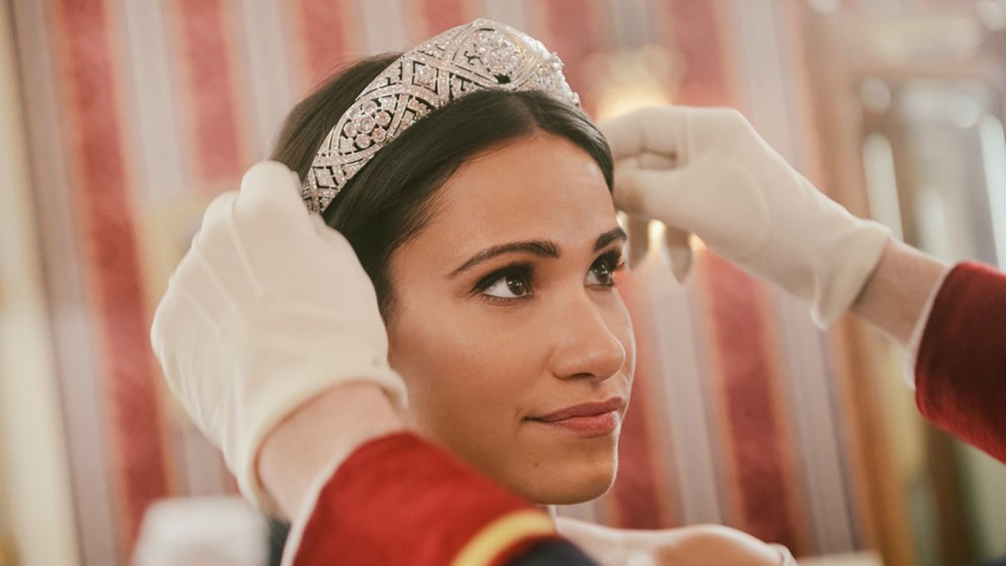 Tiffany Marie Smith joue Meghan Markle dans le téléfilm Harry & Meghan: Becoming Royal. Tiffany Marie Smith joue Meghan Markle dans le téléfilm Harry & Meghan: Becoming Royal.