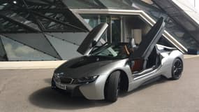 Quatre ans après la sortie de l'i8, BMW décline sa sportive hybride rechargeable en une version cabriolet.