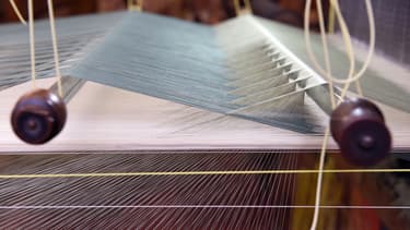 Parmi ces artisans, Denis & Fils, à Montchal, l'un des derniers spécialistes français du tissage de la soie.