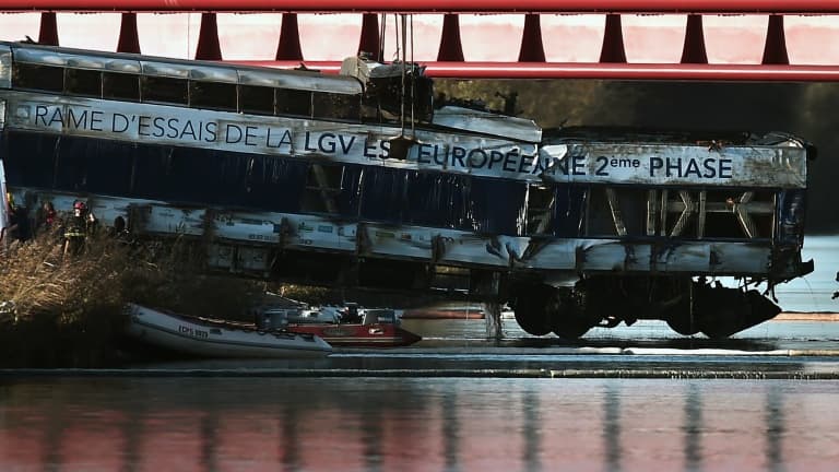 Des équipes de secours sur les lieux d'un accident d'une rame d'essais de TGV tombée la veille après son déraillement dans un canal à Eckwersheim, près de Strasbourg, le 15 novembre 2015 dans le Bas-Rhin Des équipes de secours sur les lieux d'un accident d'une rame d'essais de TGV tombée la veille après son déraillement dans un canal à Eckwersheim, près de Strasbourg, le 15 novembre 2015 dans le Bas-Rhin