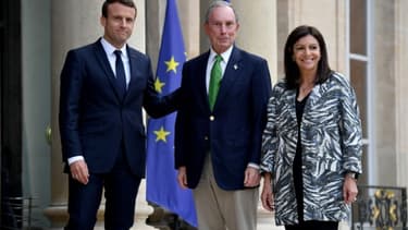 Le président français Emmanuel Macron (G) accueille l'ex maire de New York Michael Bloomberg avec la maire de Paris Anne Hidalgo (D) à Paris le 2 juin 2017