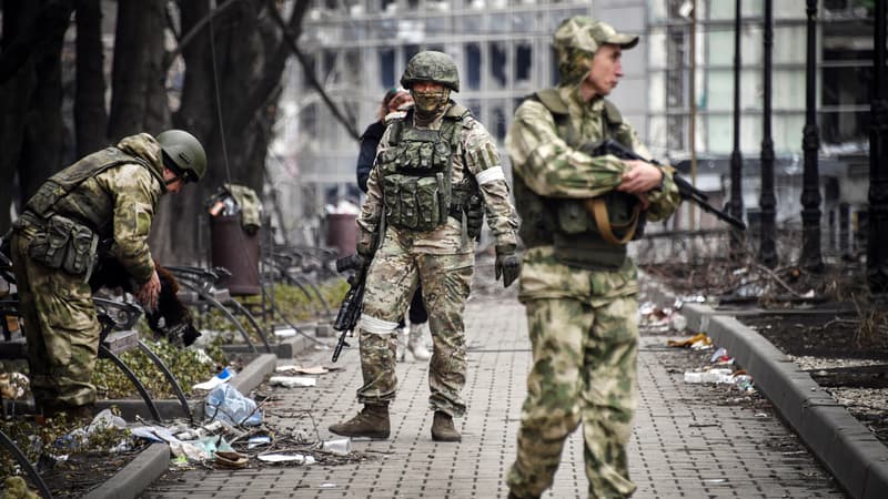 Des soldats russes dans la ville de Marioupol le 12 avril 2022