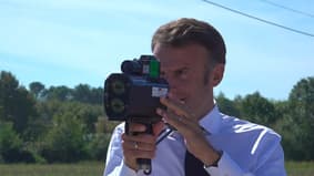 Emmanuel Macron teste un radar mobile lors de son déplacement dans le Lot-et-Garonne