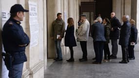Des électeurs italiens faisant la queue pour voter lors du référendum devant un bureau de vote de Rome, le 4 décembre 2016.