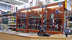 Un stand de vente d'armes dans un Walmart aux Etats-Unis