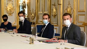 Le secrétaire général de l'Elysée, (d-d) Alexis Kohler, le président Emmanuel Macron et le ministre des Outre-mer Sébastien Lecornu lors d'une réunion avec des élus calédoniens, le 1er juin 2021 à l'Elysée, à Paris
