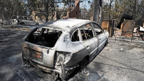 Une voiture calcinée dans la zone des Montagnes bleues, près de Sydney, après les incendies du 18 octobre.