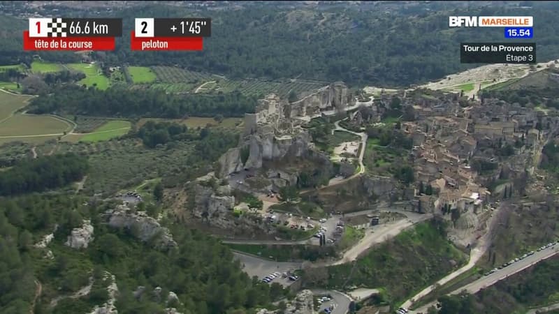 Les 9 échappées traversent les Baux-de-Provence. Le spectacle n'est pas que sur la route aujourd'hui