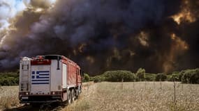 Un camion de pompiers en intervention devant un incendie. (image d'illustration)