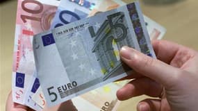 Le salaire minimum français sera revalorisé si l'inflation continue d'accélérer, indique le ministère du Travail, cependant que des économistes estiment qu'une telle hausse pourrait intervenir dans les prochains mois. /Photo d'archives/REUTERS/Vincent Kes