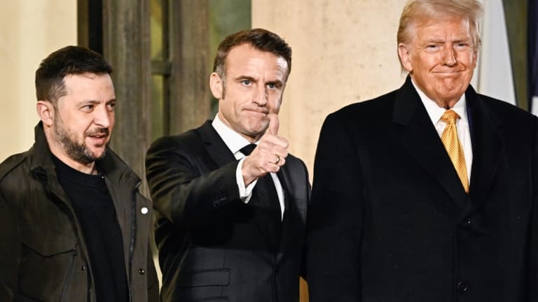 (g-d) Le président ukrainien Volodymyr Zelensky, le président français Emmanuel Macron et le président américain élu Donald Trump sur le perron de l'Elysée, à l'issue d'une réunion, le 7 décembre 2024 à Paris