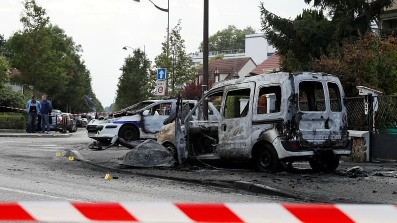 Les véhicules des policiers incendiés.