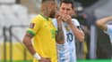 Les star du Brésil Neymar Jr et de l'Argentine échangent des confidences avant le coup d'envoi de leur match à Sao Paulo, le 5 septembre 2021 