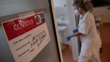 Entrée du service de réanimation dans un hôpital de Vannes, le 20 avril 2021