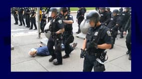 Le manifestant blessé au sol, et les deux policiers suspendus
