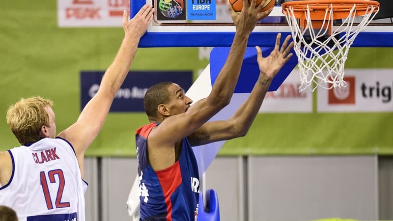 Alexis Ajinça (10 points, 11 rebonds) et les Bleus ont battu la Grande-Bretagne (88-65)
