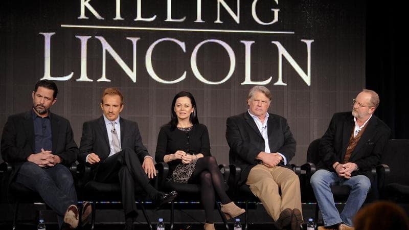 Une partie de l'équipe du film "Lincoln", en Californie. Le long-métrage, qui retrace la vie du président américain, a raflé mercredi dix nominations aux Bafta, les récompenses de l'Académie britannique du film. /Photo prise le 4 janvier 2013/REUTERS/Gus