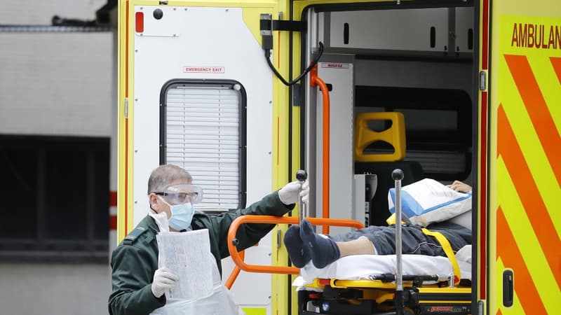 Une ambulance transportant un patient dans un hôpital de Londres, le 31 mars 2020.