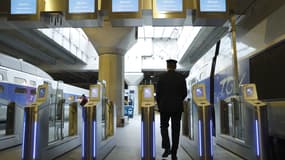 Un agent SNCF sur un quai de la gare de Paris-Montparnasse, le 3 avril 2017 (photo d'illustration).