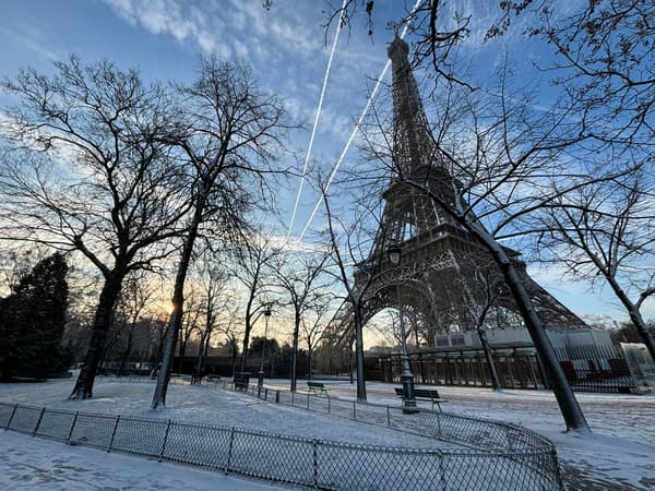 La neige à la tour Eiffel jeudi 18 janvier 2024.