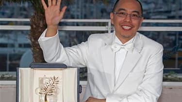 Le cinéaste thaïlandais Apitchatpong Weerasetakhul s'est vu décerner la Palme d'or dimanche par le jury du festival de Cannes présidé par le cinéaste américain Tim Burton, pour son film contemplatif, à consonance mystique, "Oncle Boonmee, celui qui se sou