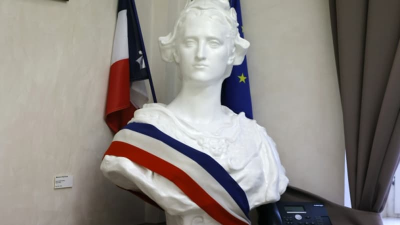 Loi immigration: le maire de Bègles recouvre d'un voile le buste de Marianne en opposition au texte