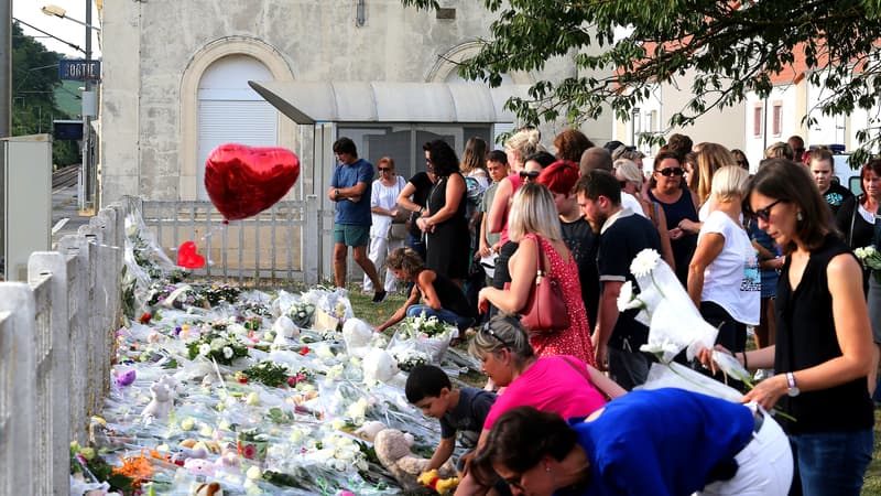 Hommage aux quatre victimes de l'accident au passage à niveau à Avenay-Val-d'Or (Marne), le 17 juillet 2019.