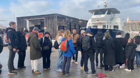 Des touristes à Marseille (Bouches-du-Rhône) en toute fin d'année 2024, faisant la queue pour prendre un bateau vers les îles.