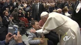 "J’ai rencontré le pape pour qu’il me guérisse", raconte ce petit garçon épileptique
