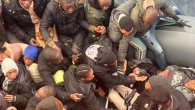 Photo du bébé né dans une embarcation de migrants au milieu d’une traversée de l’Atlantique vers les îles Canaries, publiée sur X par les secours maritimes le 8 janvier 2025.