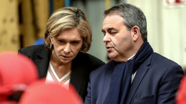 Les présidents (ex-LR) des régions Hauts-de-France Xavier Bertrand (d) et Ile-de-France Valérie Pécresse à Crespin, près de Valenciennes, le 19 février 2019